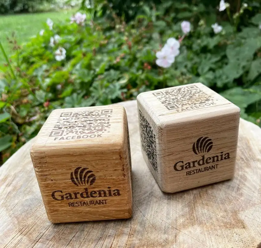 Elegantne drvene QR kocke od hrasta, ručno izrađene s graviranjem QR kodova za restorane i caffe barove